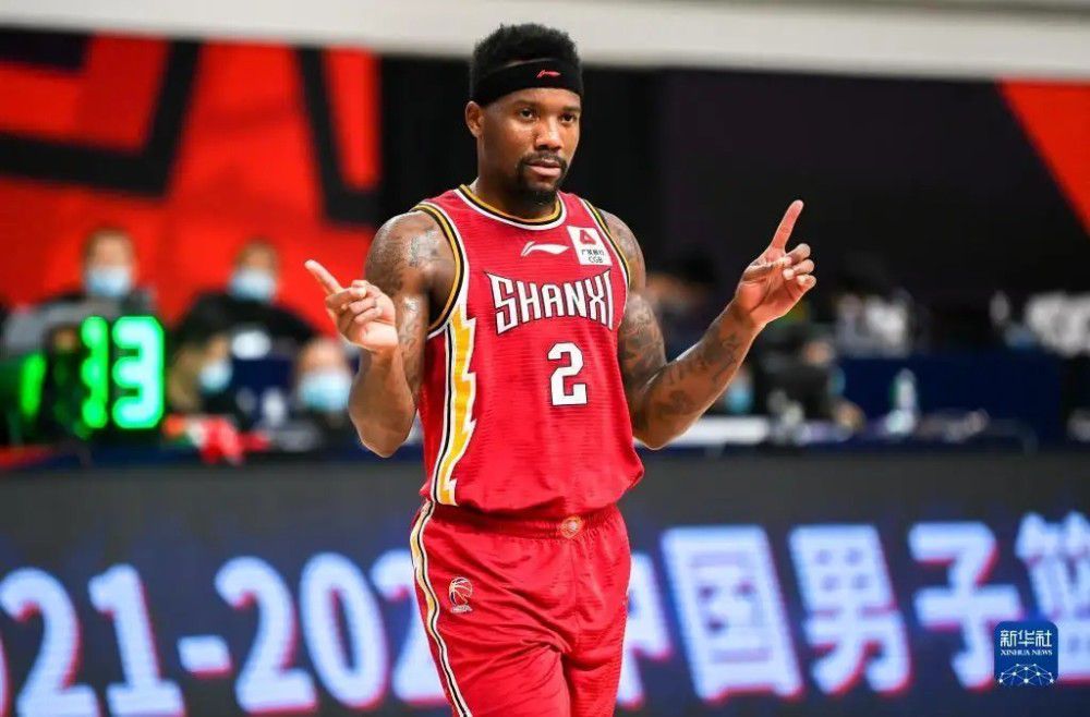 下半场诺伊尔献精彩三连扑，补时拜仁点球被取消，女主裁法拉帕特多次判罚引争议，最终拜仁0-0哥本哈根。